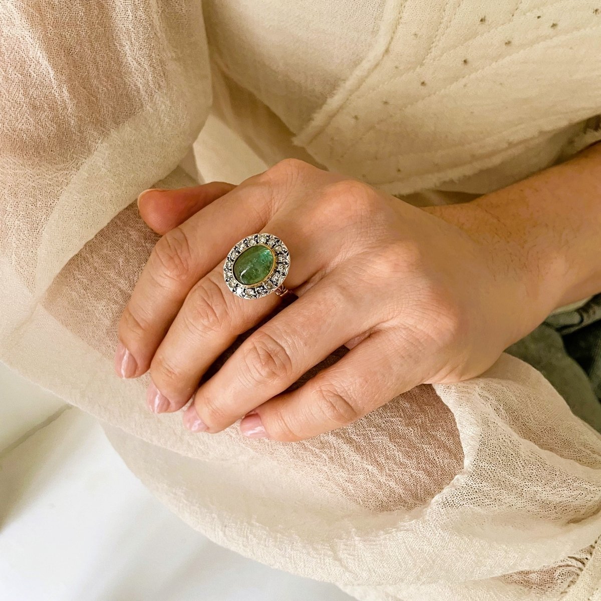 Bague pompadour émeraude cabochon et diamants en or - Castafiore