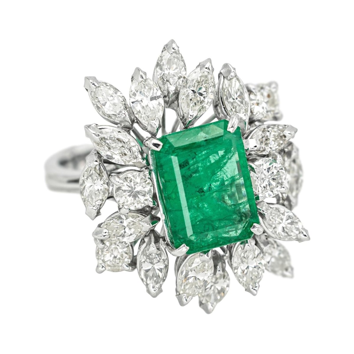 Bague Pompadour en or blanc, émeraude et diamants - Castafiore