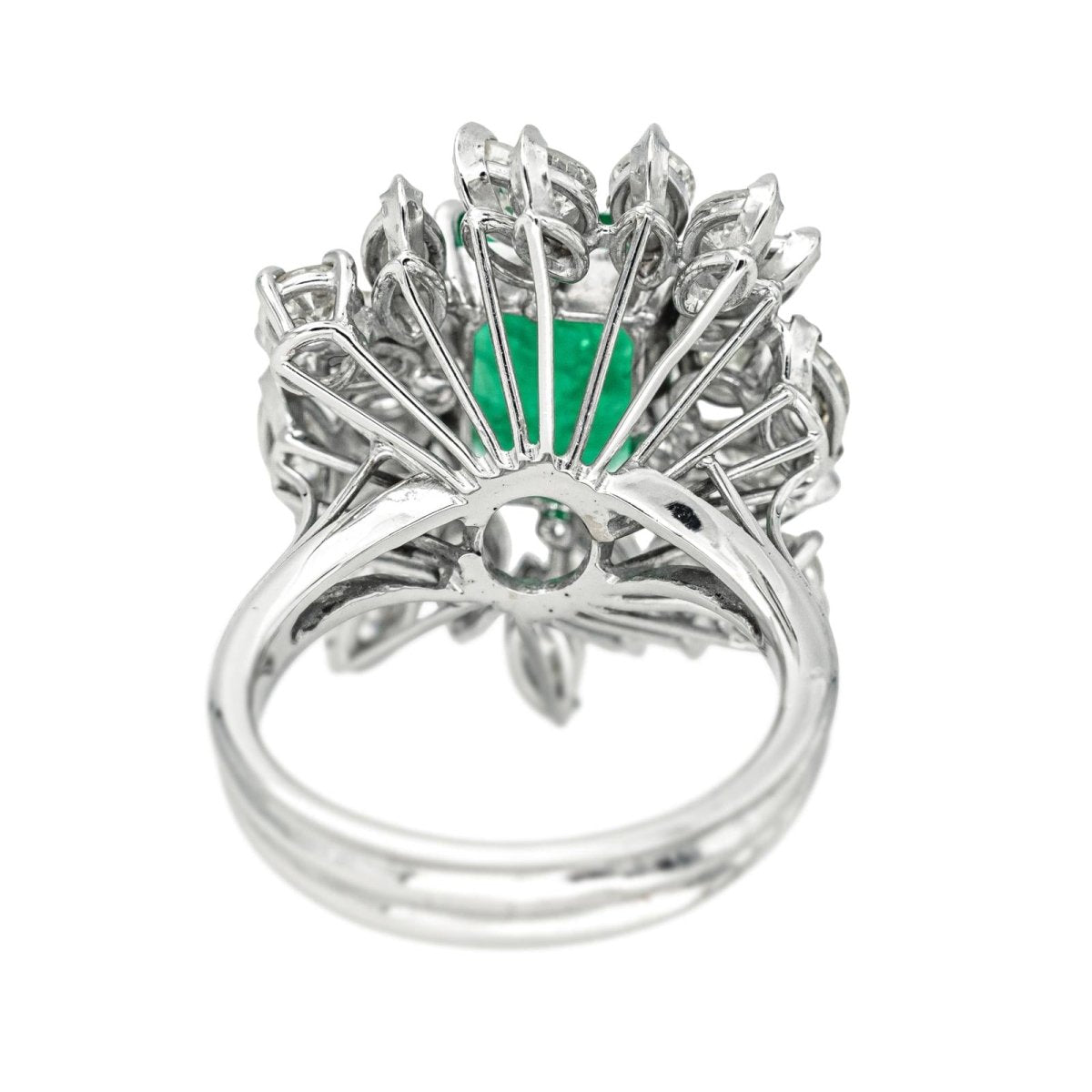 Bague Pompadour en or blanc, émeraude et diamants - Castafiore