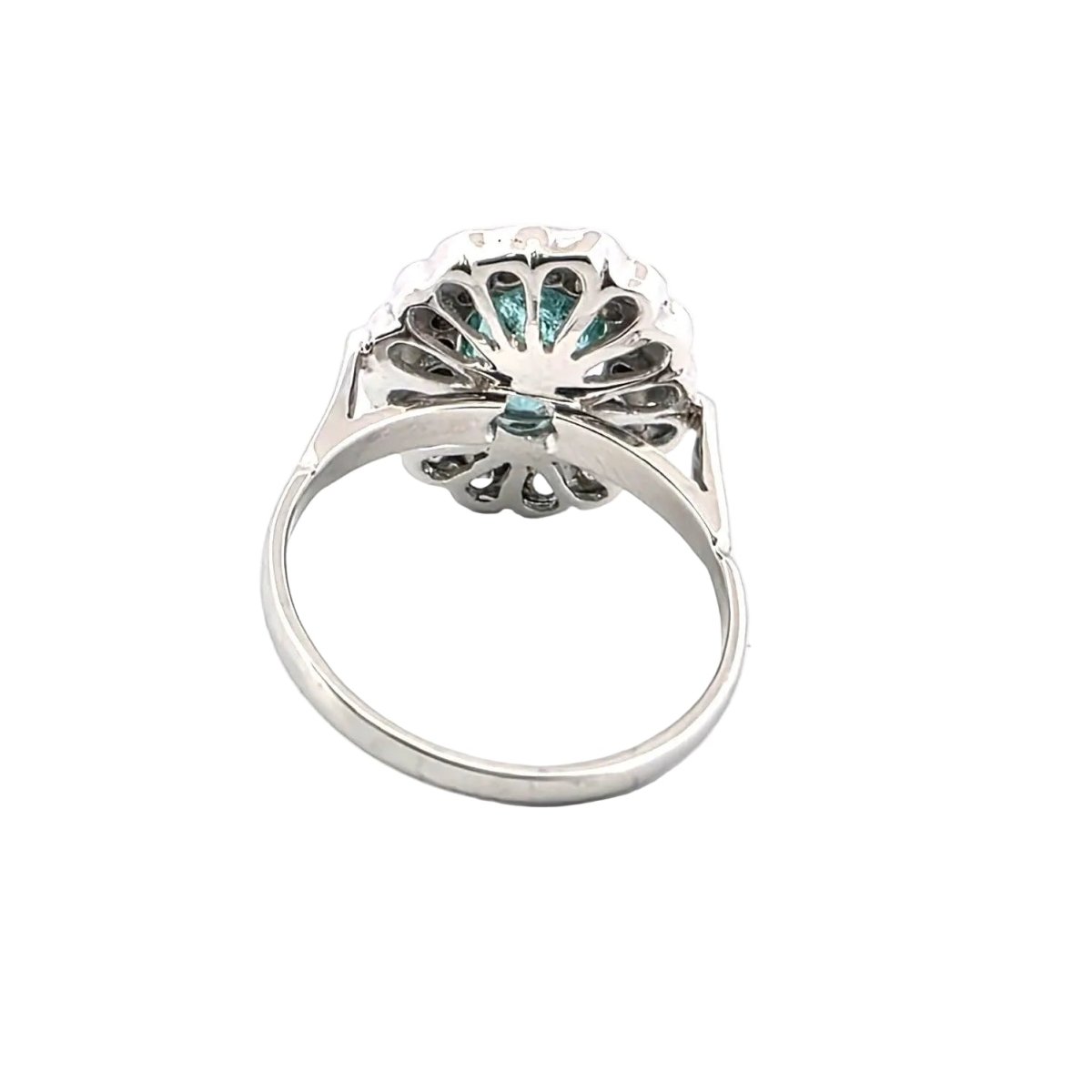 Bague Pompadour en or blanc, émeraude et diamants - Castafiore