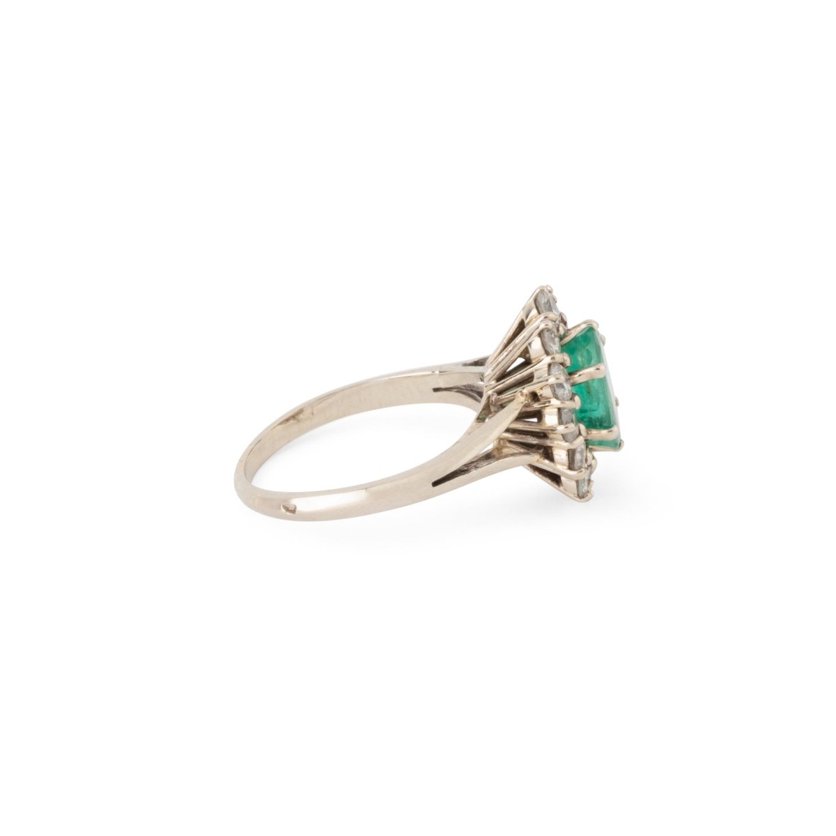 Bague Pompadour en or blanc émeraude et diamants - Castafiore