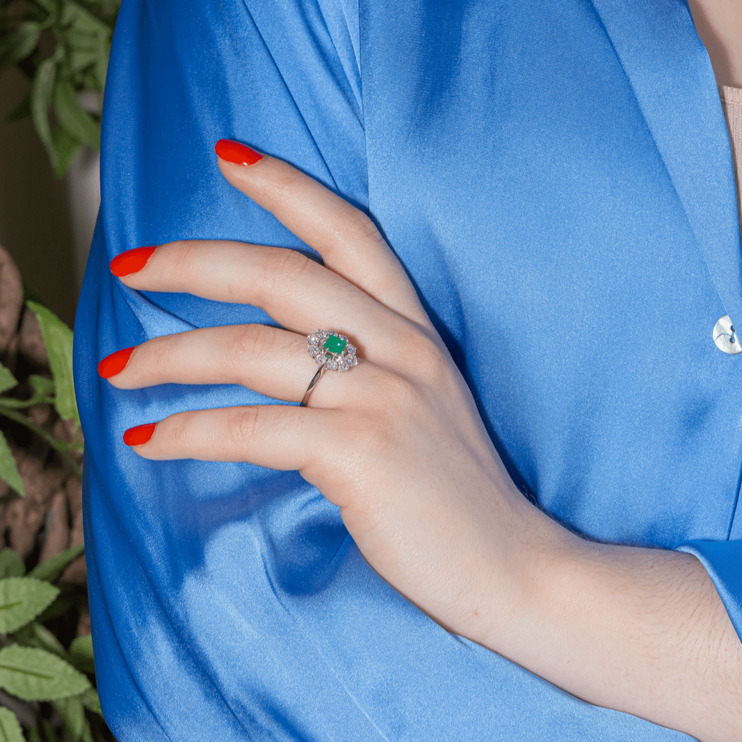 Bague Pompadour en or blanc, émeraude et diamants - Castafiore