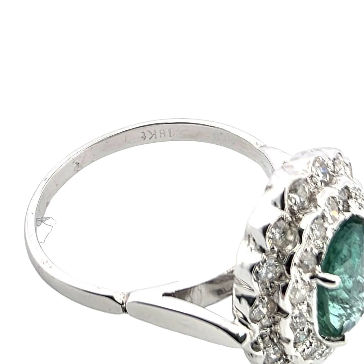 Bague Pompadour en or blanc, émeraude et diamants - Castafiore
