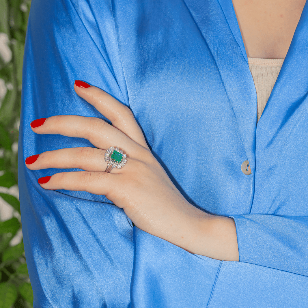 Bague Pompadour en or blanc, émeraude et diamants - Castafiore