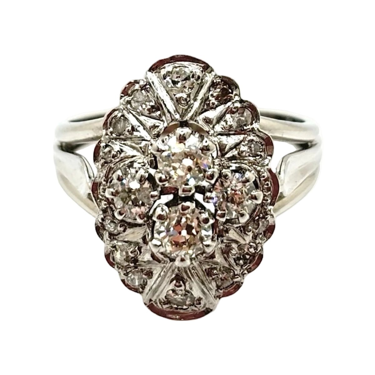 Bague Pompadour en or blanc et diamants - Castafiore