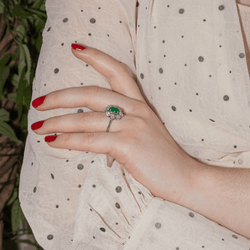 Bague Pompadour en or blanc, platine, émeraude et diamants - Castafiore