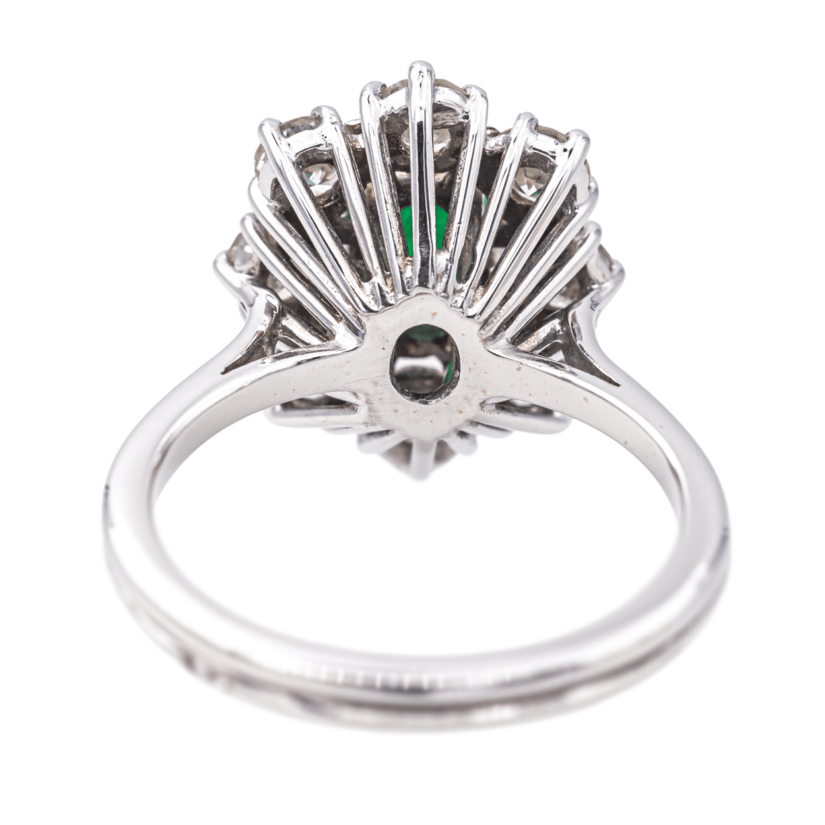 Bague Pompadour en or blanc, platine, émeraude et diamants - Castafiore