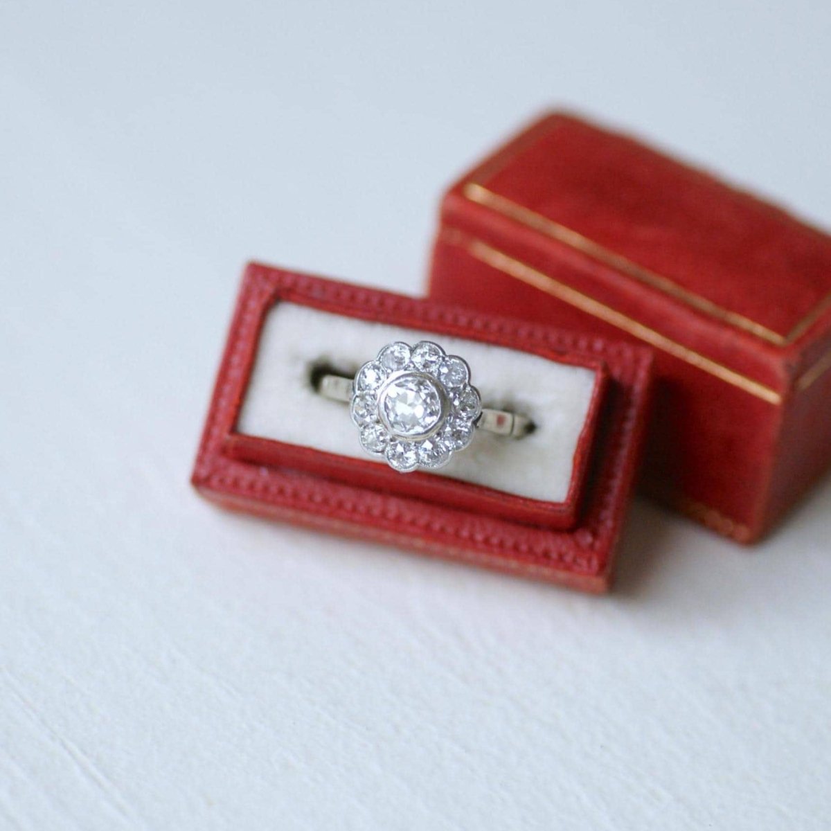 Bague Pompadour en or blanc, platine, et diamants - Castafiore