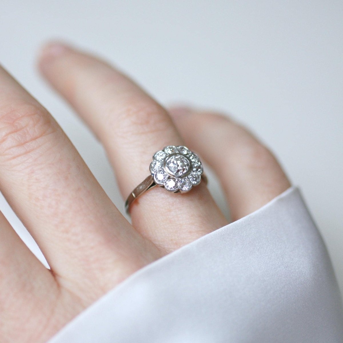 Bague Pompadour en or blanc, platine, et diamants - Castafiore