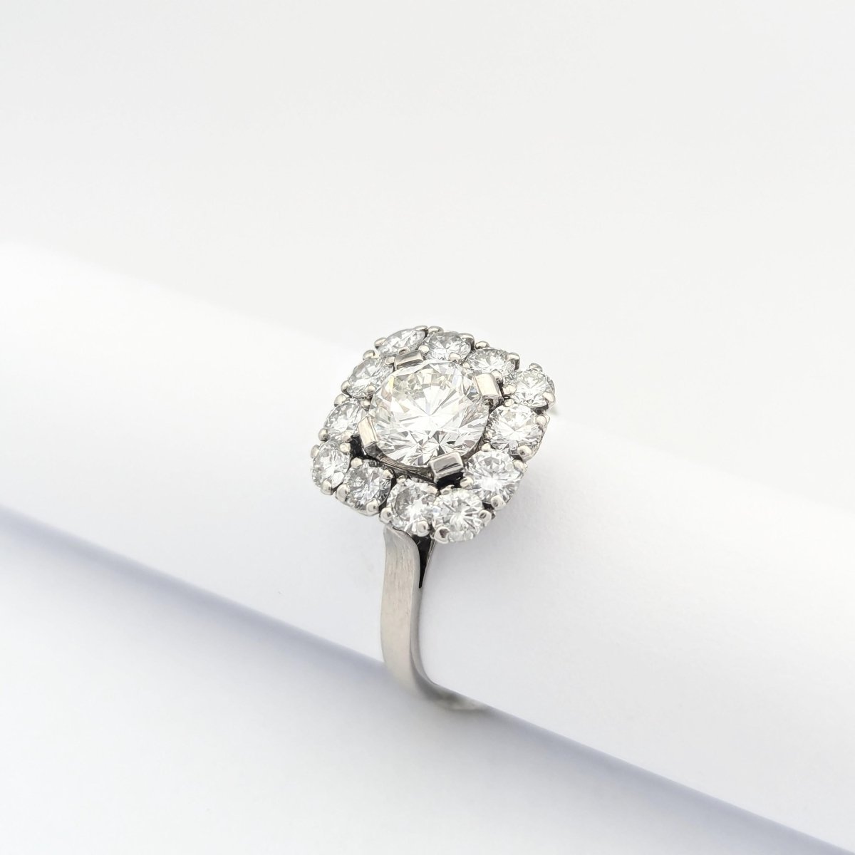 Bague Pompadour en or blanc Platine et diamants - Castafiore