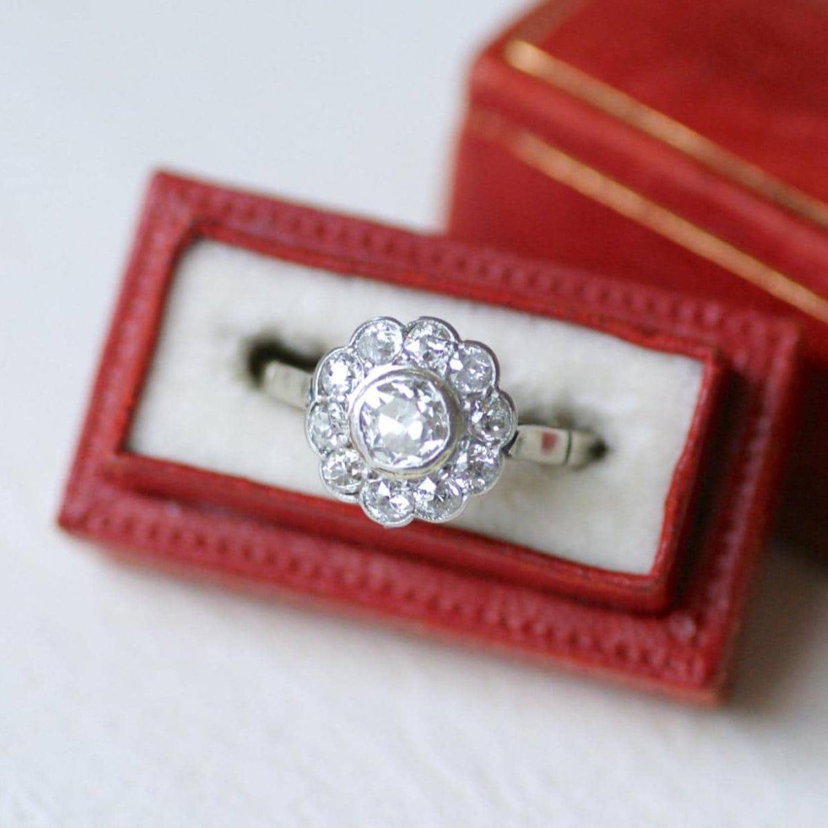 Bague Pompadour en or blanc, platine, et diamants - Castafiore