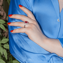 Bague Pompadour en or blanc, rubis et diamants - Castafiore