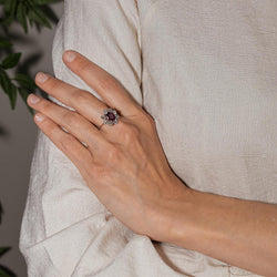 Bague Pompadour en or blanc, rubis et diamants - Castafiore