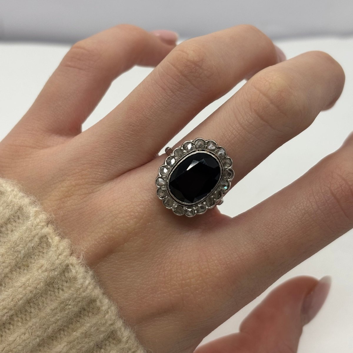 Bague Pompadour en or blanc, saphir et diamants - Castafiore