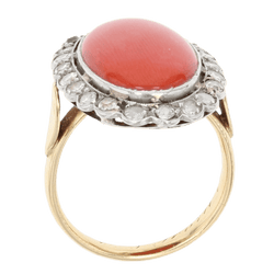 Bague Pompadour en or jaune, platine, corail et diamants - Castafiore