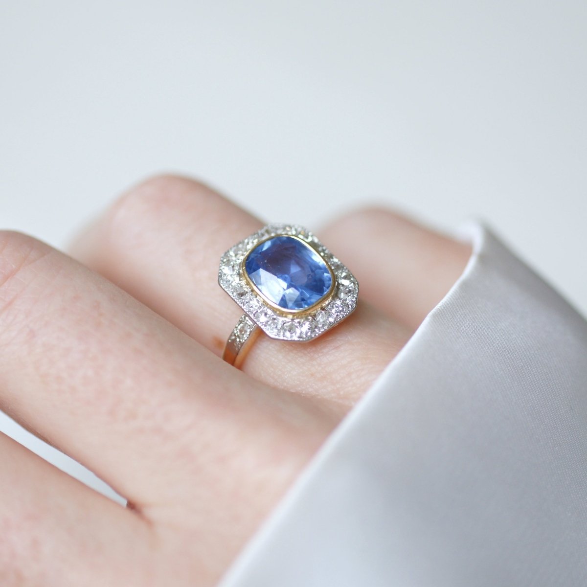 Bague Pompadour en or jaune, platine, saphir, et diamants - Castafiore