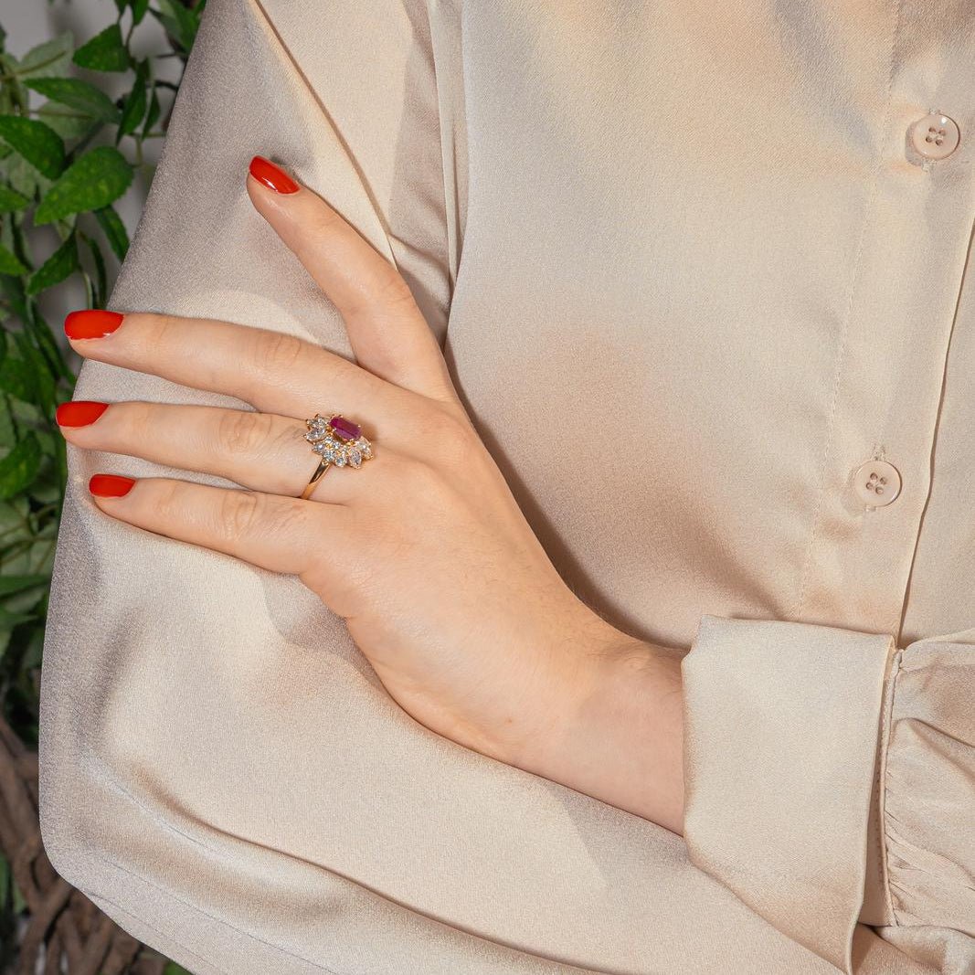 Bague Pompadour en or jaune, rubis et diamants - Castafiore
