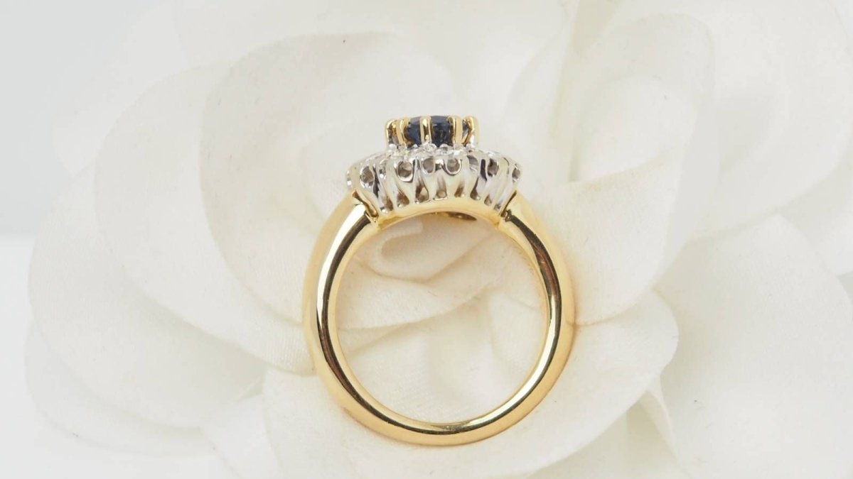 Bague Pompadour en or jaune, saphir et diamants - Castafiore