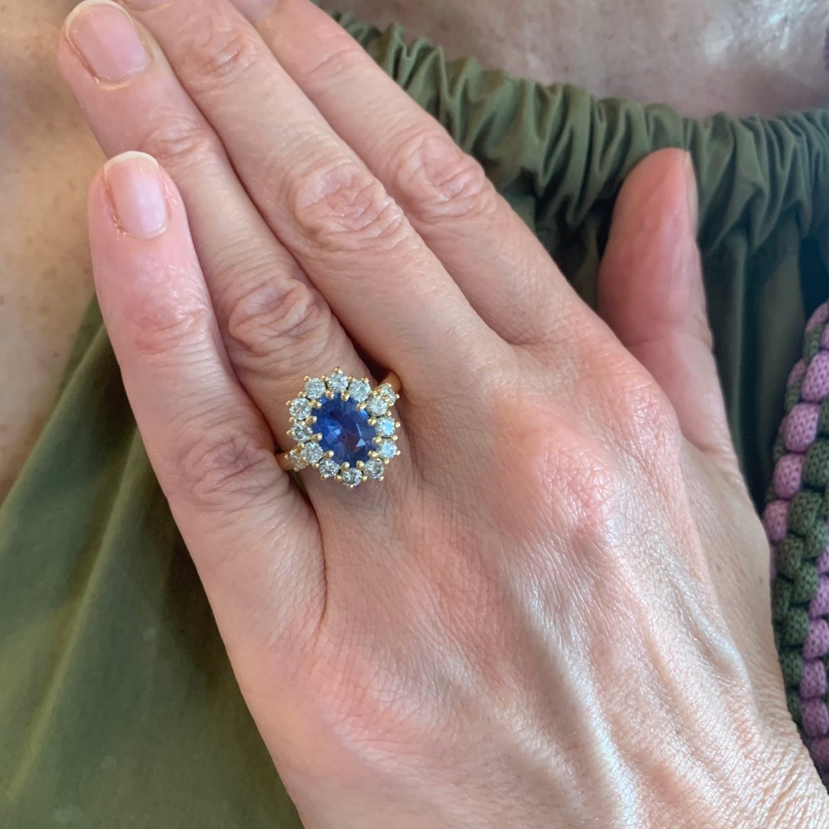 Bague Pompadour en or jaune, saphir, et diamants - Castafiore