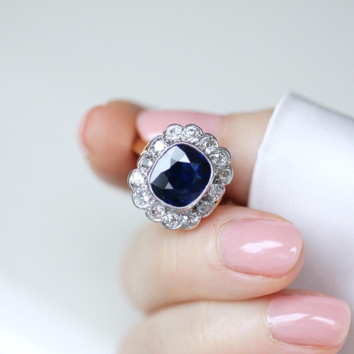 Bague Pompadour en or rose, saphir, et diamants - Castafiore