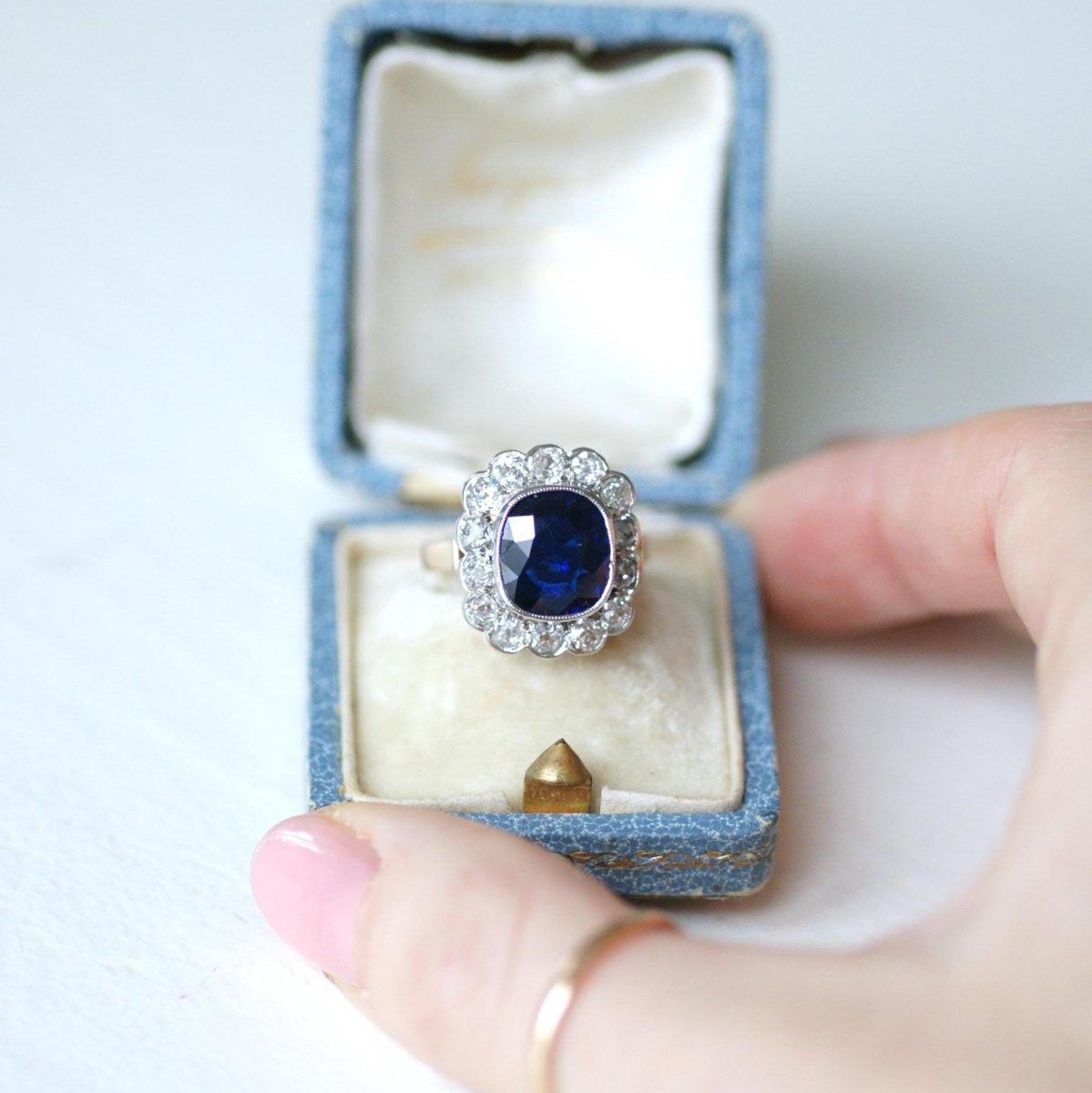 Bague Pompadour en or rose, saphir, et diamants - Castafiore