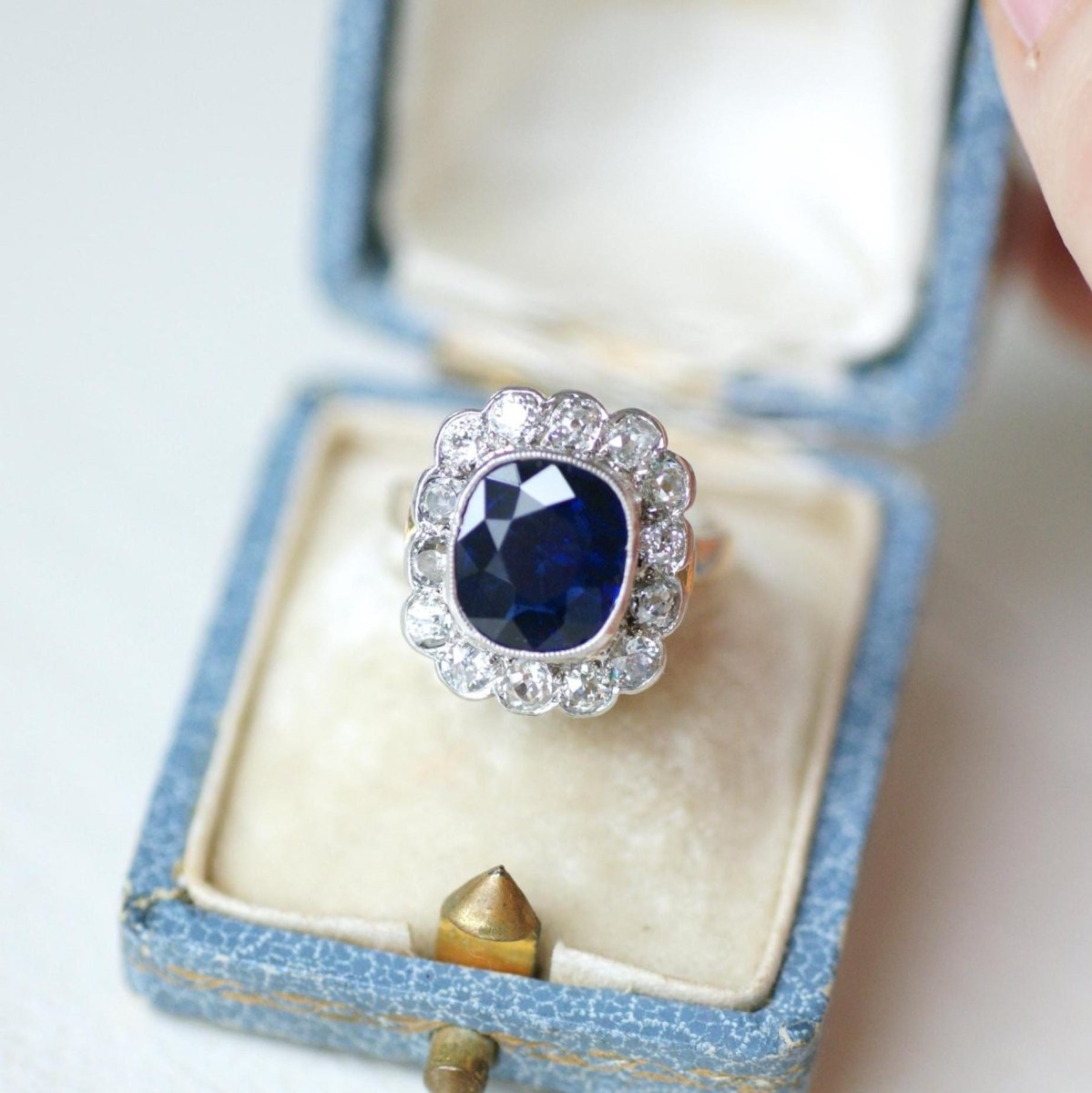 Bague Pompadour en or rose, saphir, et diamants - Castafiore