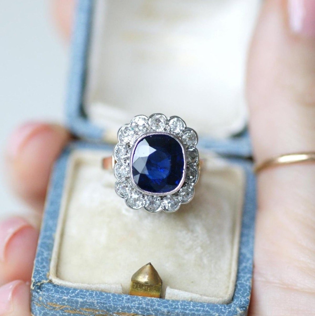 Bague Pompadour en or rose, saphir, et diamants - Castafiore