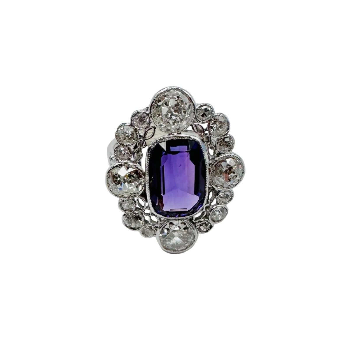Bague Pompadour en platine, améthyste et diamants - Castafiore