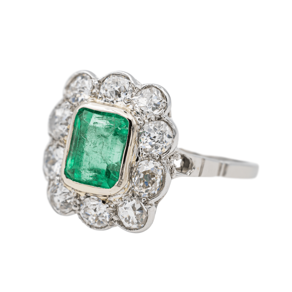 Bague Pompadour en platine et émeraude - Castafiore