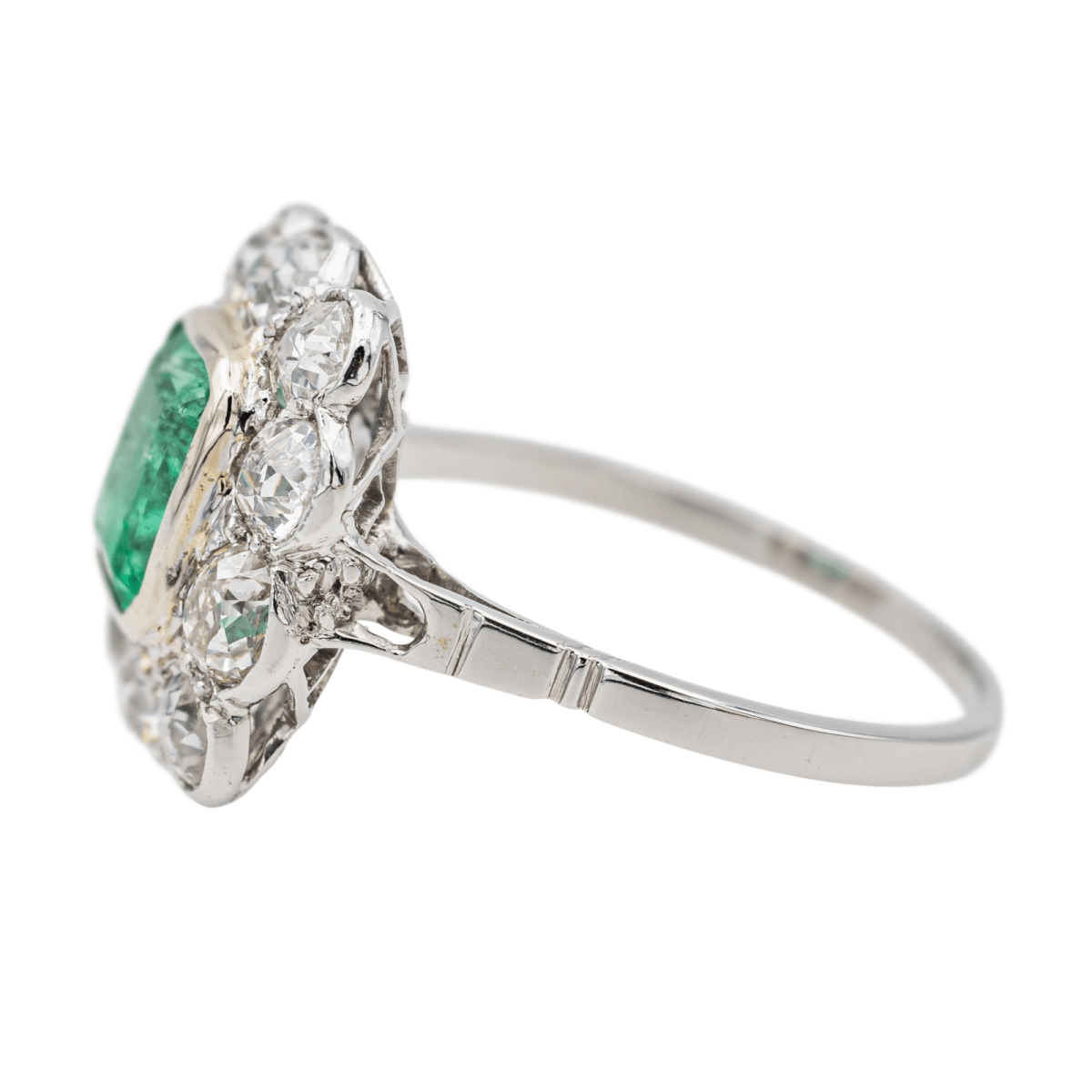 Bague Pompadour en platine et émeraude - Castafiore