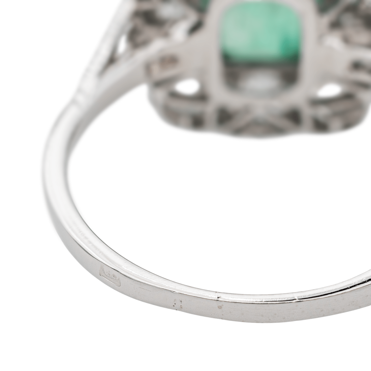 Bague Pompadour en platine et émeraude - Castafiore