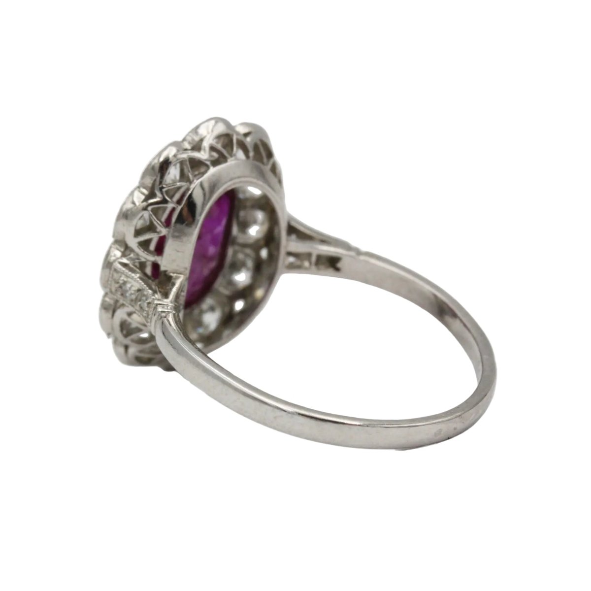 Bague Pompadour en platine, rubis et diamants - Castafiore