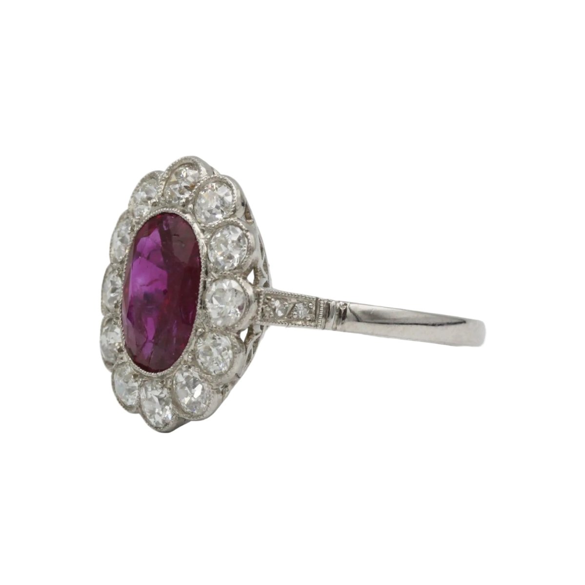 Bague Pompadour en platine, rubis et diamants - Castafiore