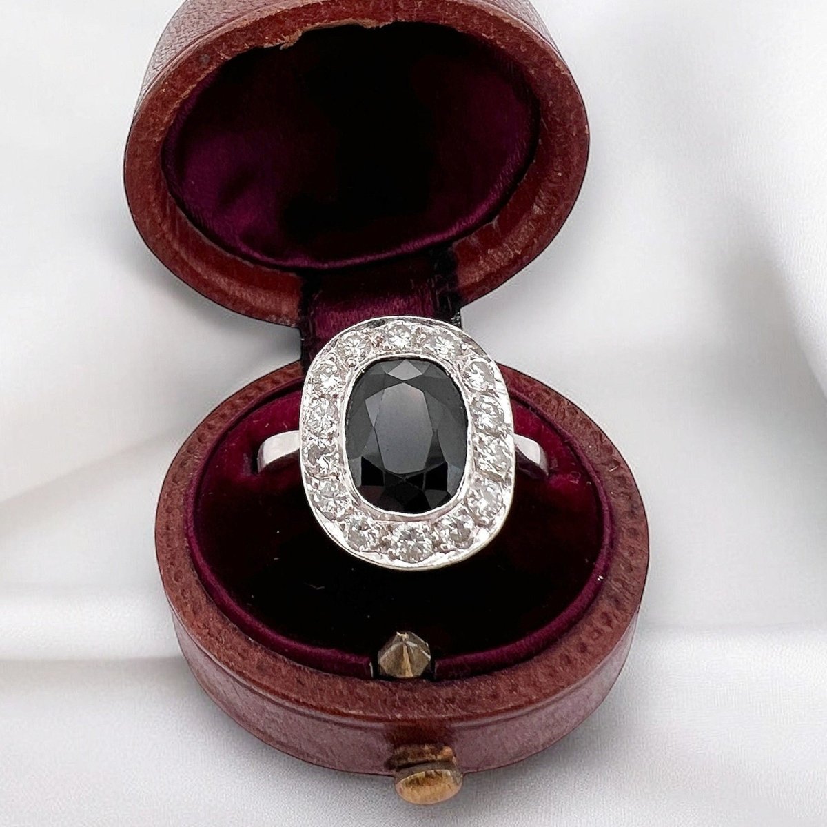 Bague Pompadour en platine, saphir et diamant - Castafiore