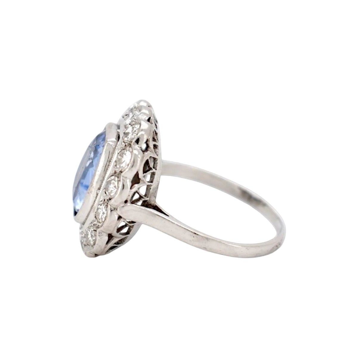 Bague Pompadour en platine, saphir et diamants - Castafiore