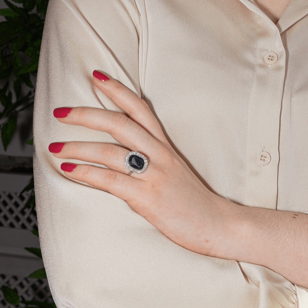 Bague Pompadour en platine, saphir et diamants - Castafiore