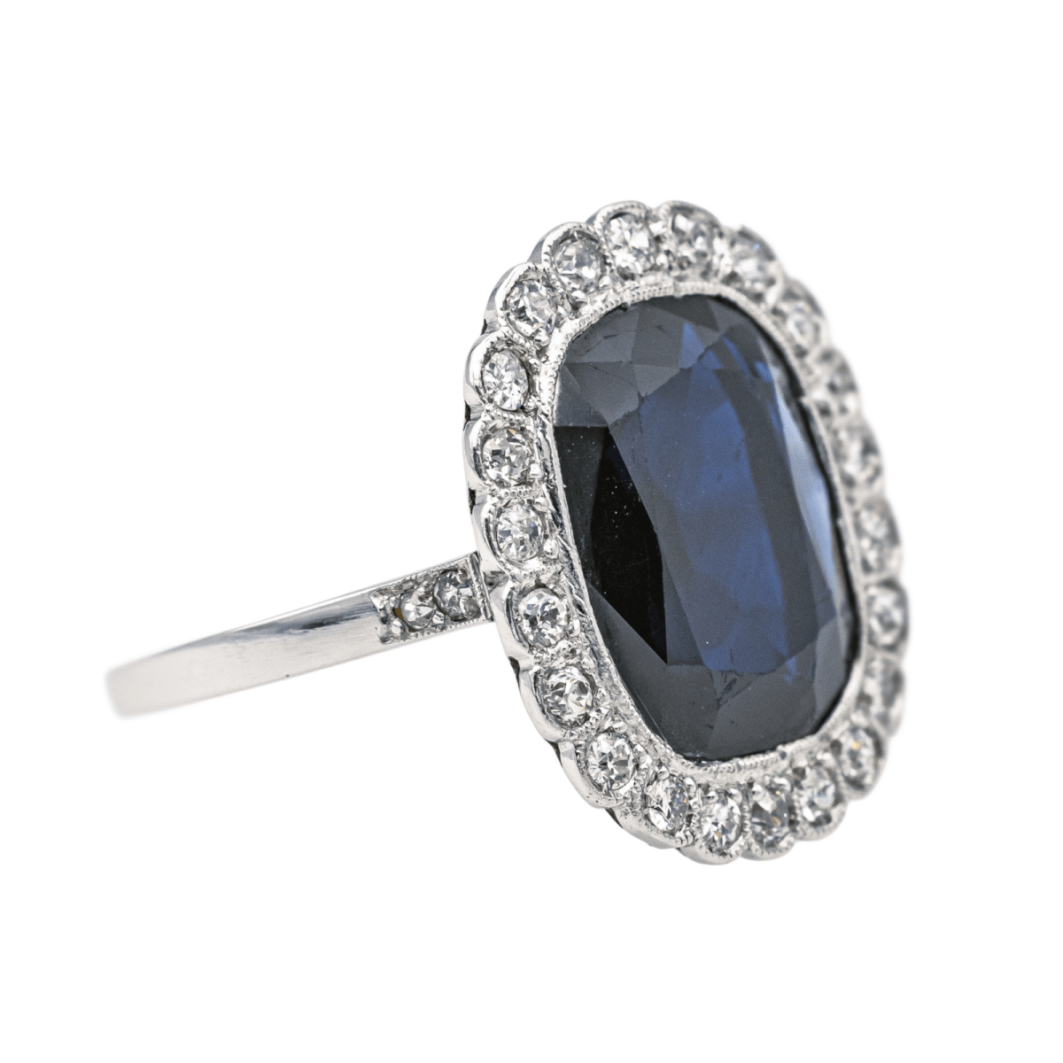 Bague Pompadour en platine, saphir et diamants - Castafiore