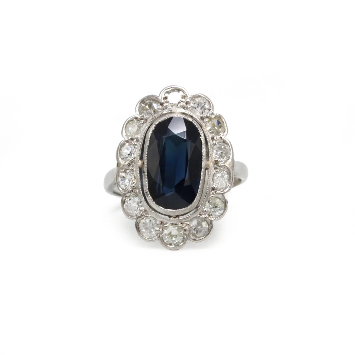 Bague Pompadour en platine, saphir et diamants - Castafiore