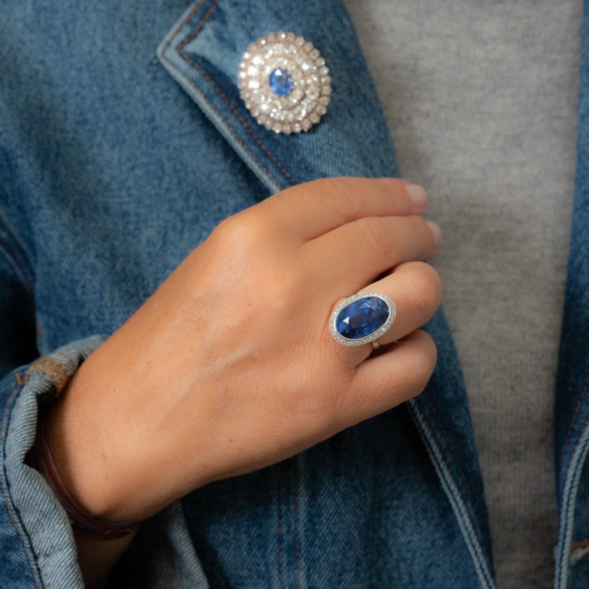 Bague Pompadour en platine, saphir et diamants - Castafiore
