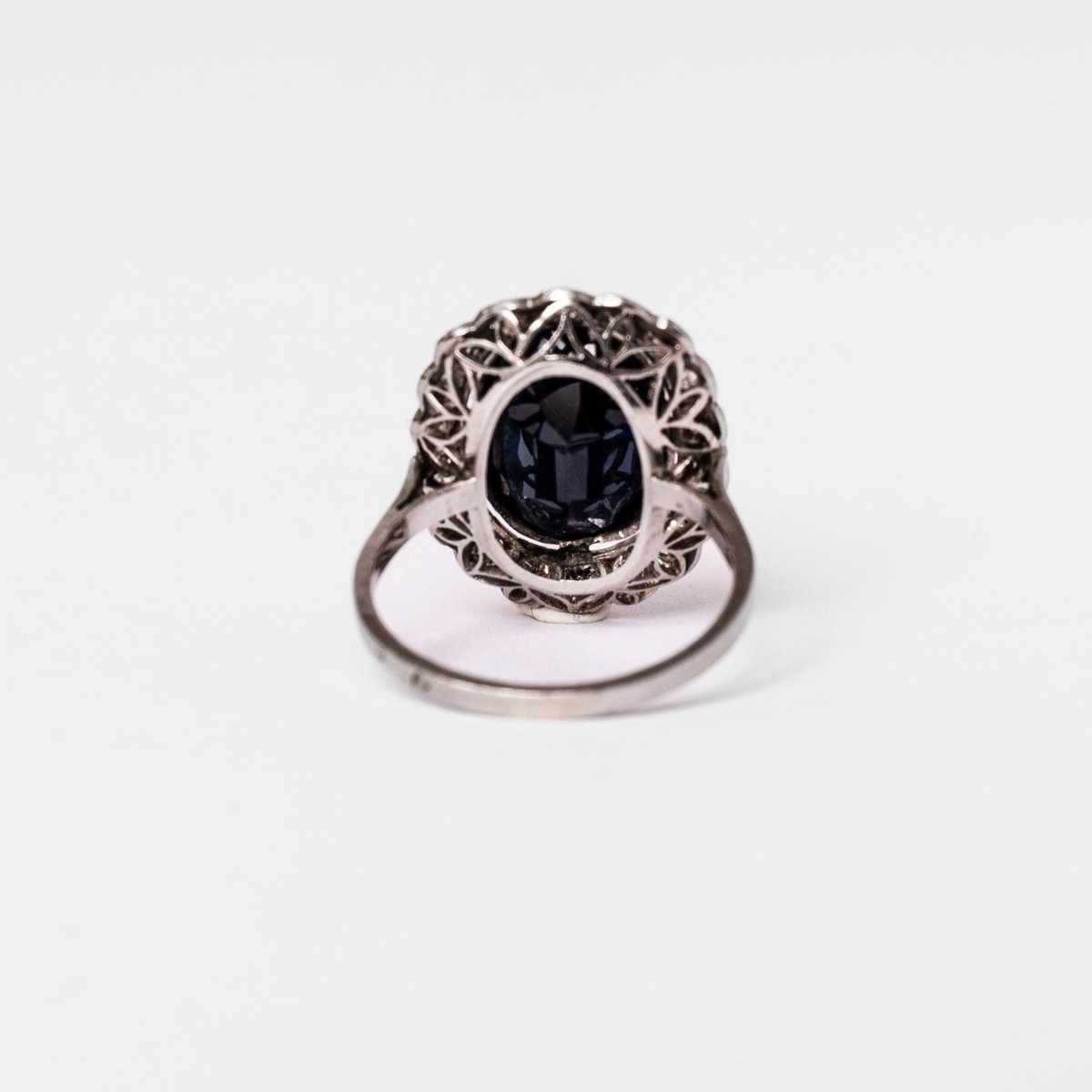 Bague Pompadour en platine, saphir et diamants - Castafiore