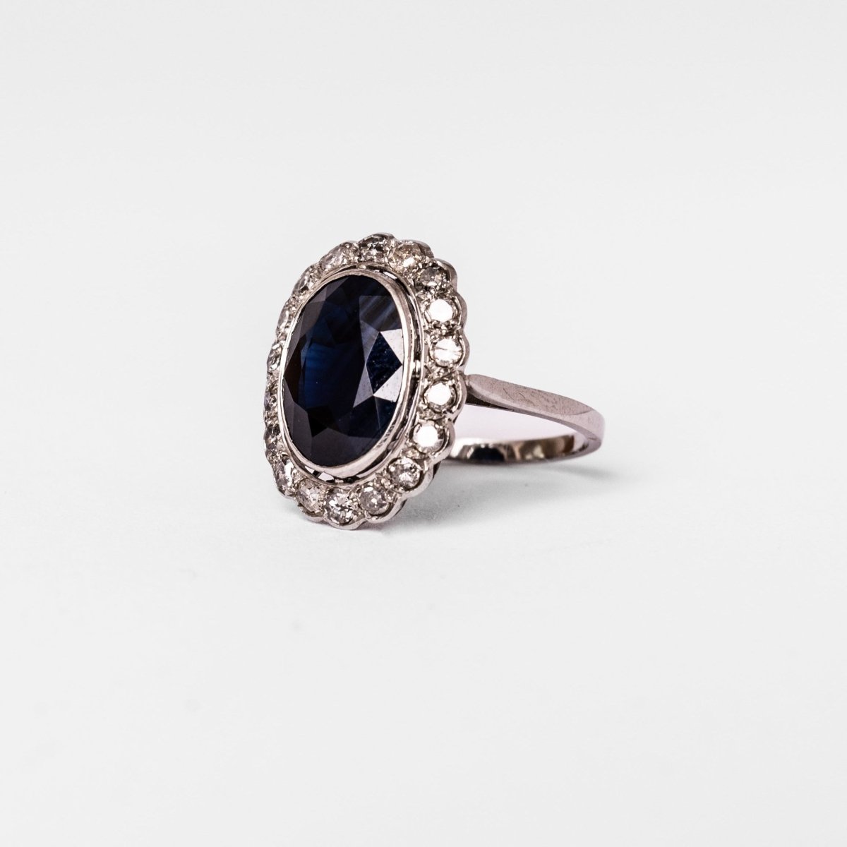 Bague Pompadour en platine, saphir et diamants - Castafiore