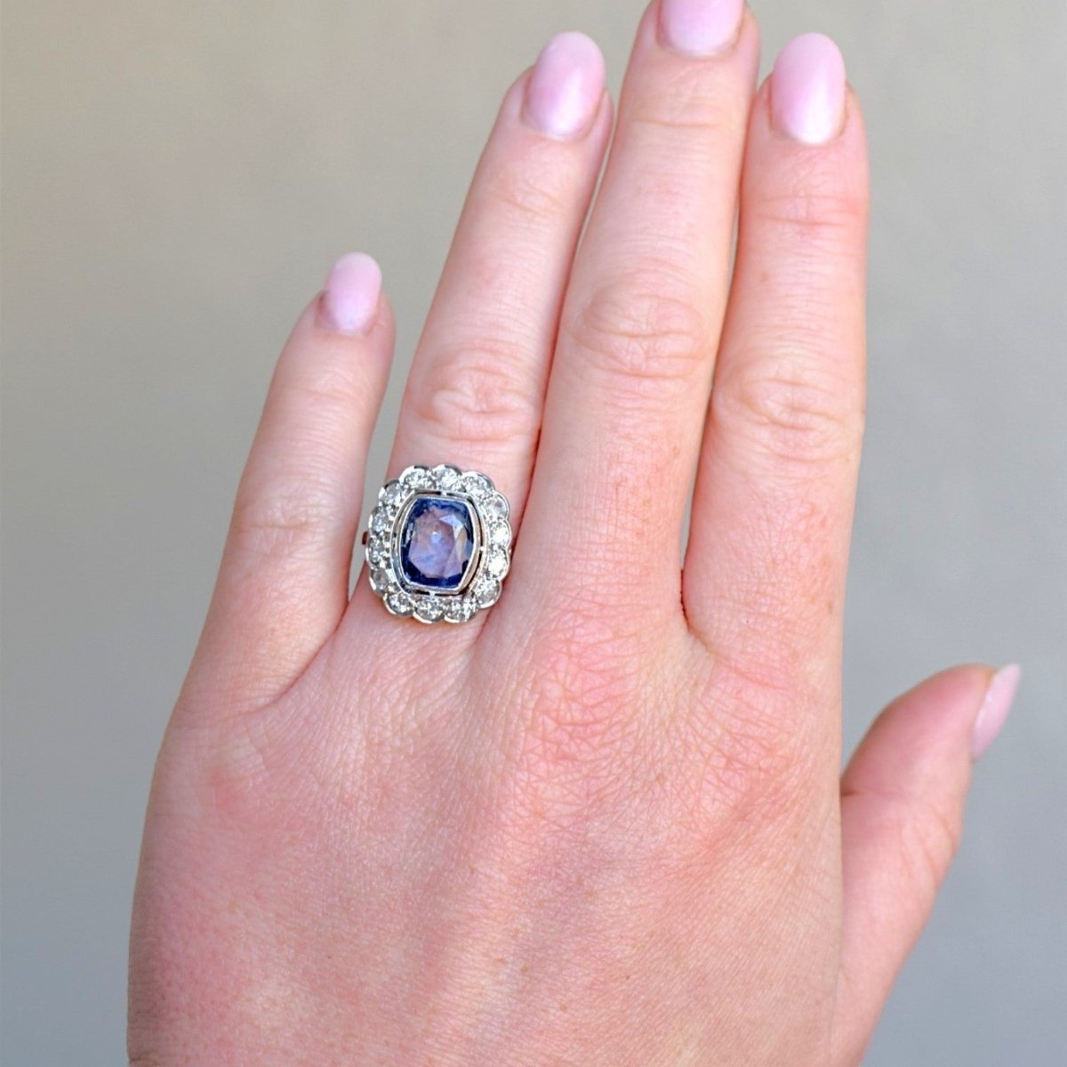 Bague Pompadour en platine, saphir et diamants - Castafiore
