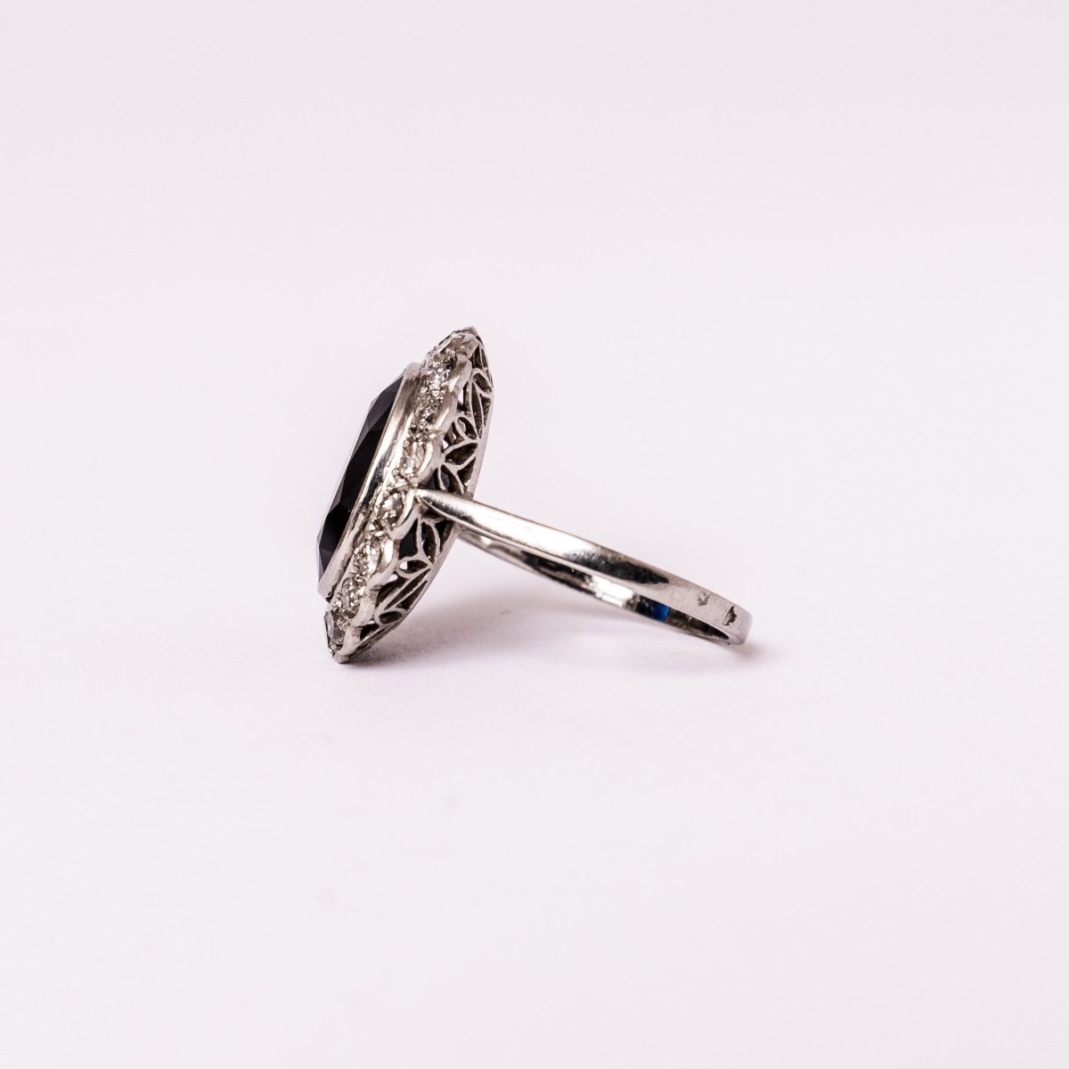 Bague Pompadour en platine, saphir et diamants - Castafiore