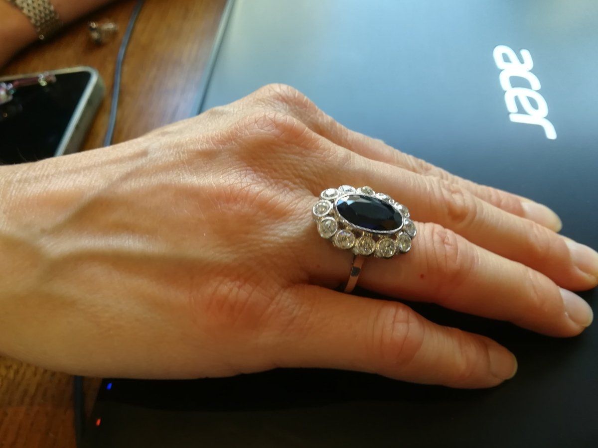 Bague Pompadour en platine, saphir et diamants - Castafiore