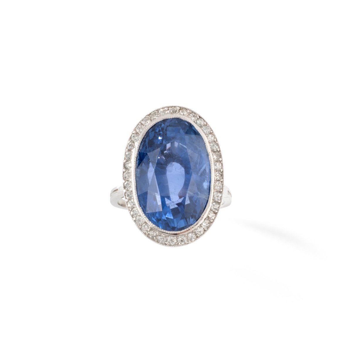 Bague Pompadour en platine, saphir et diamants - Castafiore