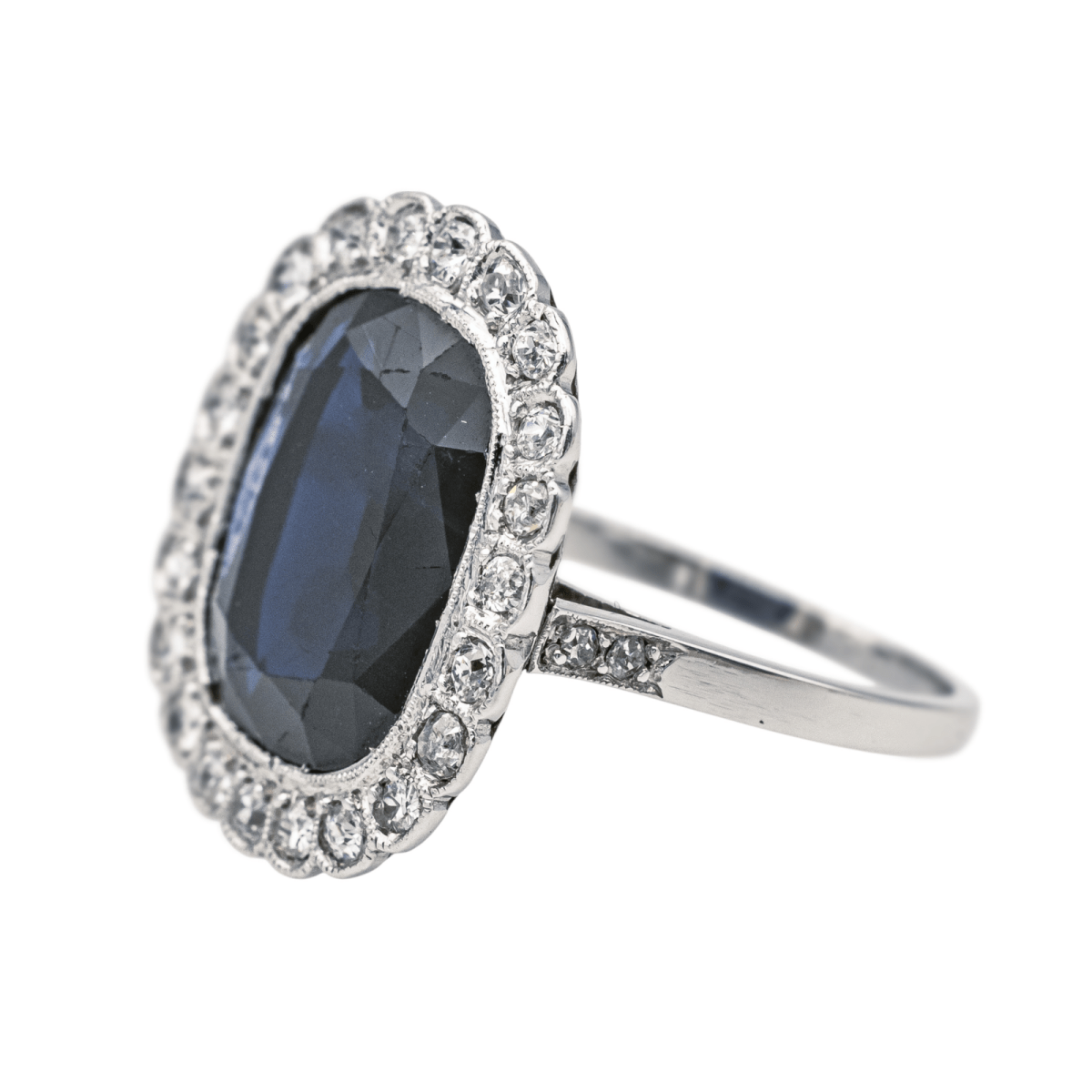 Bague Pompadour en platine, saphir et diamants - Castafiore