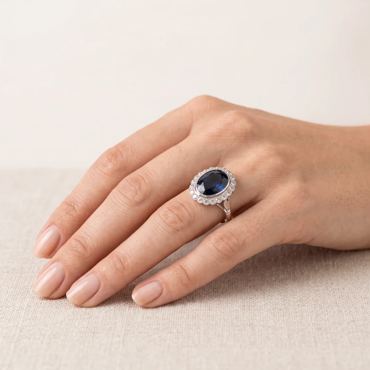 Bague Pompadour en platine, saphir et diamants - Castafiore