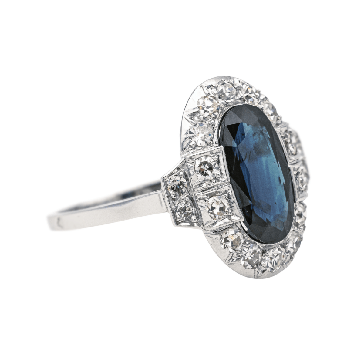 Bague Pompadour en platine, saphir et diamants - Castafiore