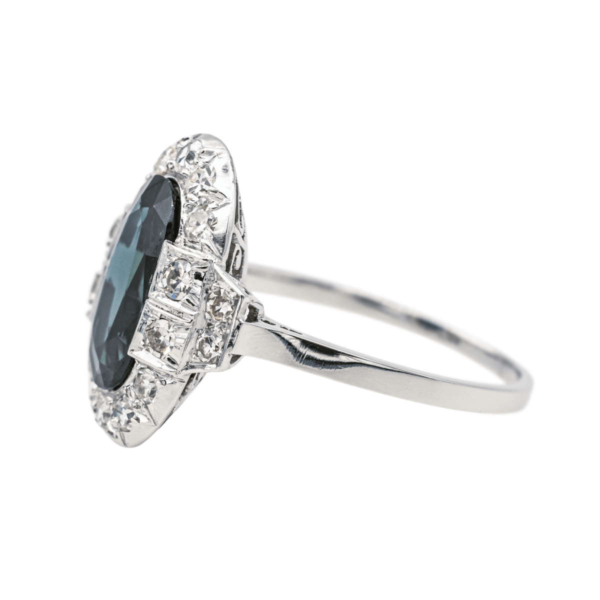 Bague Pompadour en platine, saphir et diamants - Castafiore