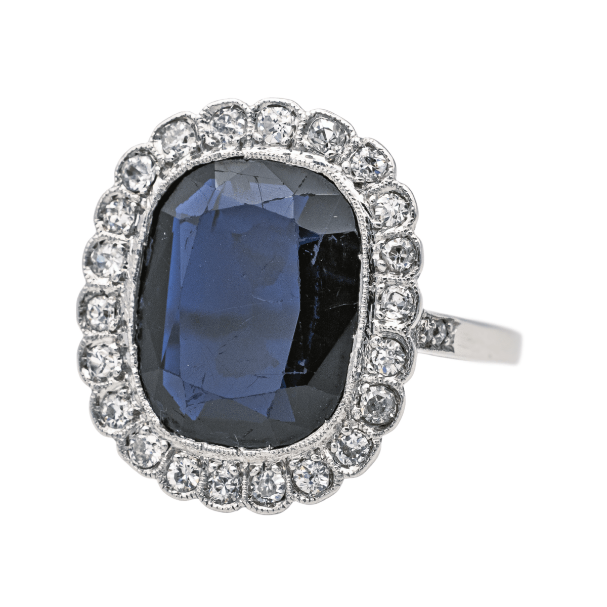 Bague Pompadour en platine, saphir et diamants - Castafiore